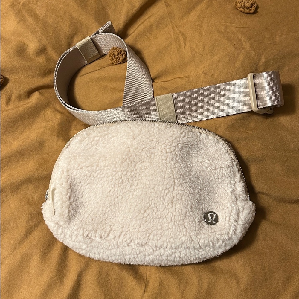 Lululemon Sherpa belt bag